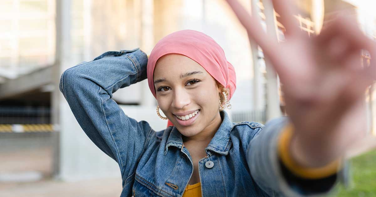 Woman fights cancer with a pink scarf